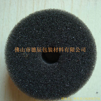 過(guò)濾海綿也稱(chēng)網(wǎng)狀海綿，爆破海綿。聚氨酯過(guò)濾海綿由普通開(kāi)孔軟泡高溫爆破開(kāi)孔加工而成，爆破除掉了泡沫網(wǎng)絡(luò)之間原有的氣泡膜，得到了主體骨架網(wǎng)狀結(jié)構(gòu)。
過(guò)濾海綿的空隙率高達(dá)97%，具有優(yōu)異的透氣性、良好的柔軟性和較高的機(jī)械強(qiáng)度。
